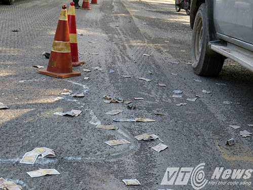 Trên mặt đường nơi xảy ra vụ TNGT có rất nhiều đá dăm còn vương vãi do đơn vị thi công sửa chữa mặt quốc lộ 5 chưa thu dọn hết - Ảnh MK