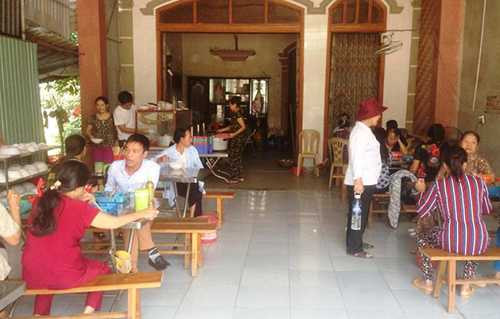 Quán cơm của bà Lành luôn tấp nập người ra vào, bởi giá chỉ 10.000/suất.