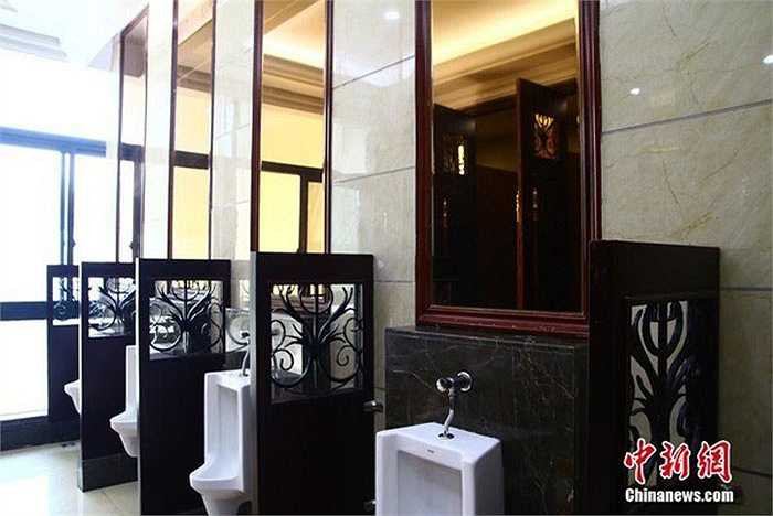 Khu vực nhà vệ sinh cũng không kém phần sáng sủa và bắt mắt. 