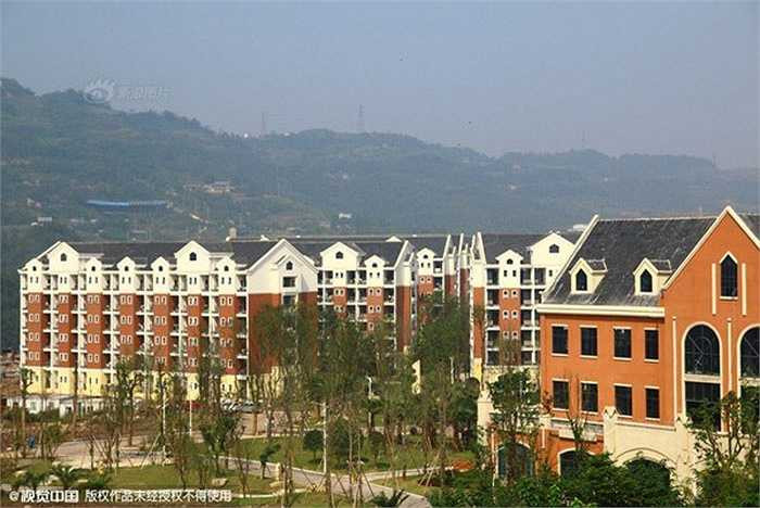  Nhìn từ xa, khu trường học giống như khu biệt thự mang kiến trúc châu Âu sang trọng.