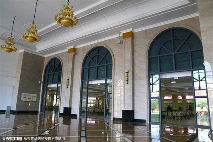 Những dãy phòng học được xây mới với độ cao trung bình 27m cho 5 tầng lầu. Ký túc xá của sinh viên được xây dựng theo lối kiến trúc hiện đại, thoáng đãng. 