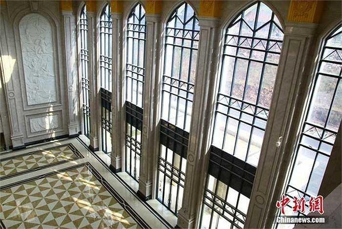 Khu trường học này mang đậm nét kiến trúc châu Âu vô cùng sang trọng.