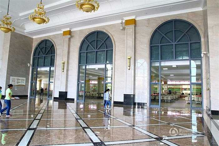 Nhiều người không tránh khỏi bị choáng ngợp khi đặt chân vào bên trong những tòa nhà