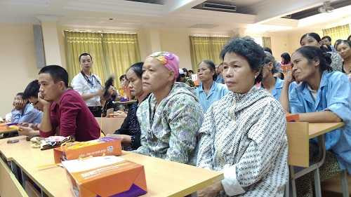 Đông đảo bệnh nhân và người nhà đến dự tọa đàm. Đông đảo bệnh nhân và người nhà đến dự tọa đàm.