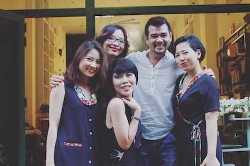 Trác Thuý Miêu, Dạ Thương và một số người bạn trong buổi giới thiệu nước hoa tại tiệm sách của Dạ Thương.