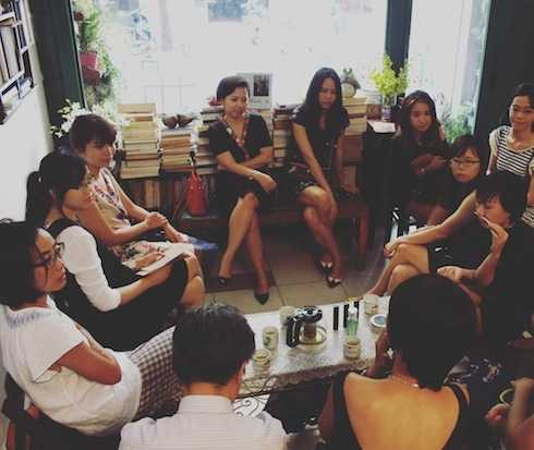 Trác Thuý Miêu, Dạ Thương và một số người bạn trong buổi giới thiệu nước hoa tại tiệm sách của Dạ Thương.