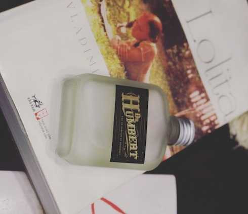 Trác Thuý Miêu, Dạ Thương và một số người bạn trong buổi giới thiệu nước hoa tại tiệm sách của Dạ Thương.