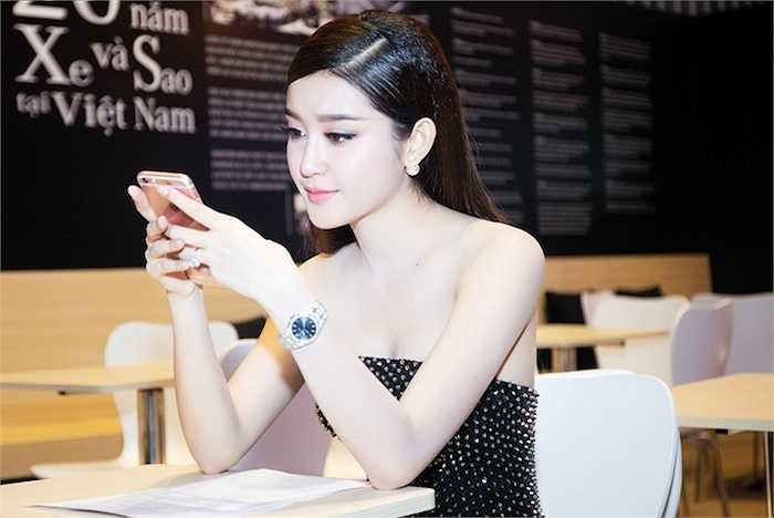 Cô diện đầm quây ôm sát, khoe bờ vai trần quyến rũ.