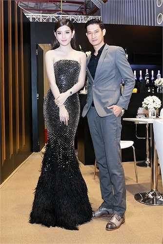 Nam diễn viên diện vest lịch lãm.