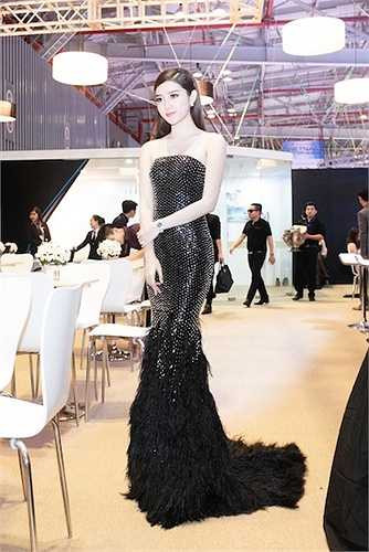 Chiếc đầm ôm sát giúp Huyền My khoe đường cong vô cùng nóng bỏng.