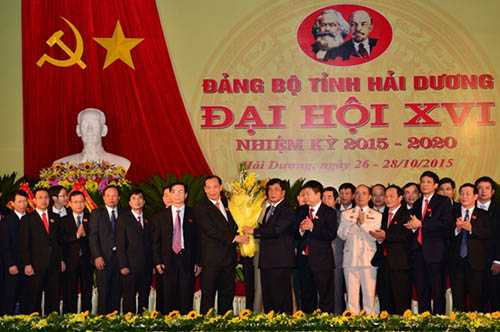 Ông Bùi Thanh Quyến, Bí thư Tỉnh ủy Hải Dương khóa XV tặng hoa BCH Đảng bộ tỉnh khóa XVI Ông Bùi Thanh Quyến, Bí thư Tỉnh ủy Hải Dương khóa XV tặng hoa BCH Đảng bộ tỉnh khóa XVI