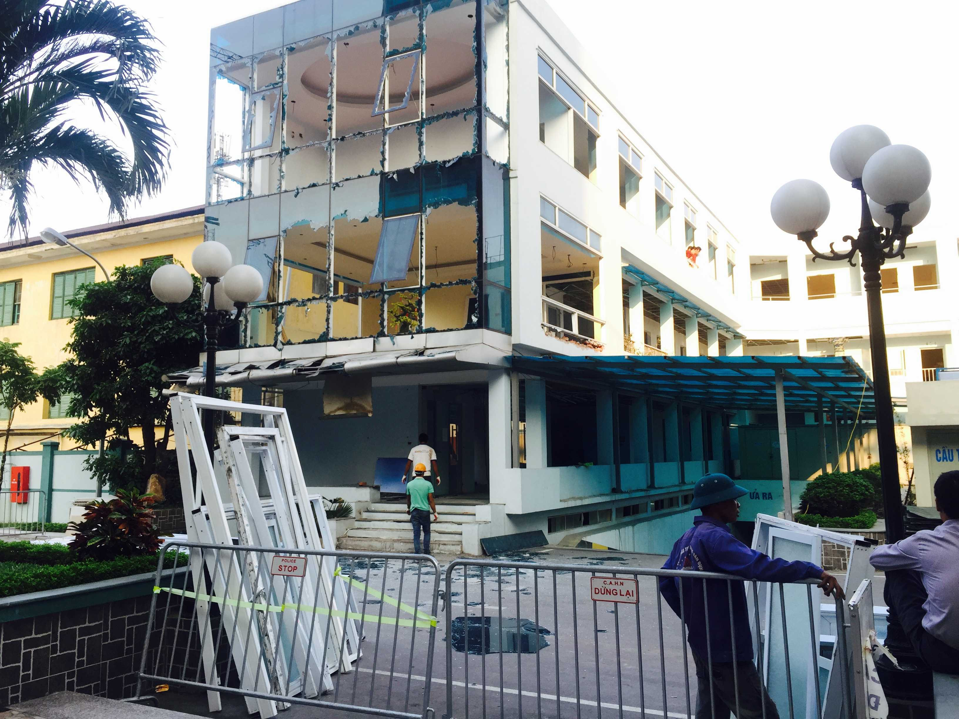 Toàn bộ phần kính của toà nhà 3 tầng Ban quản lý đã bị tháo dỡ. Ảnh: Châu Anh