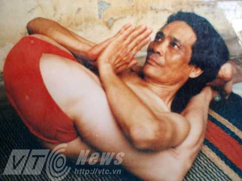 Ông Nguyễn Thế Trường tập yoga. Ảnh nhân vật cung cấp