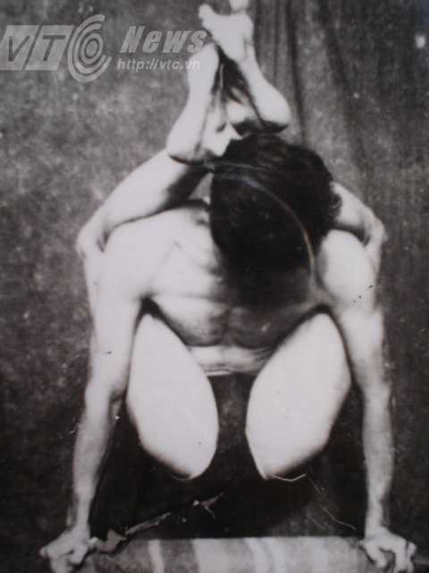 Ông Trường biểu diễn yoga vào những năm 1970. Ảnh nhân vật cung cấp