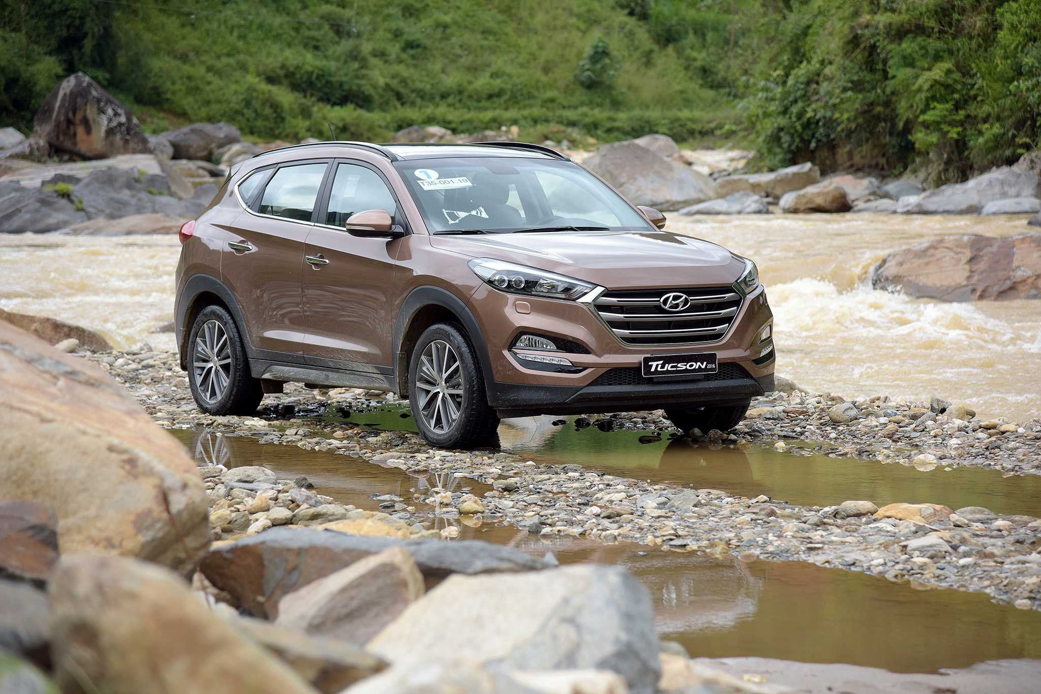 Thế hệ mới, ngoại thất xe đã lột xác hoàn toàn giúp Tucson 2016 trở nên cứng cáp mạnh mẽ hơn.