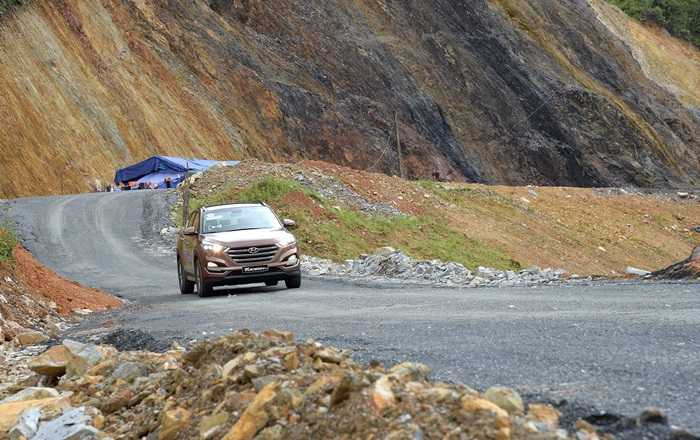 Tucson rõ ràng không chỉ tô đậm hơn phong cách thiết kế nhất quán và đặc trưng của Hyundai, mà còn tạo nên một hình ảnh cá tính và cao cấp hơn.