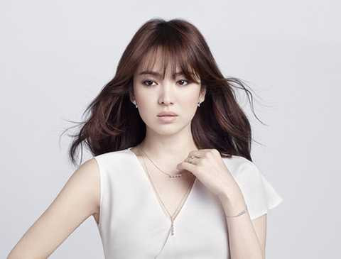 Thời gian gần đây, Song Hye Kyo luôn bận rộn với dự án ở nước ngoài. Cô đã chính thức trở lại màn ảnh trong bộ phim Descendants of the Sun hợp tác cùng mĩ nam nổi tiếng Song Joong Ki, vừa được phát sóng trong tháng 10 vừa qua. 