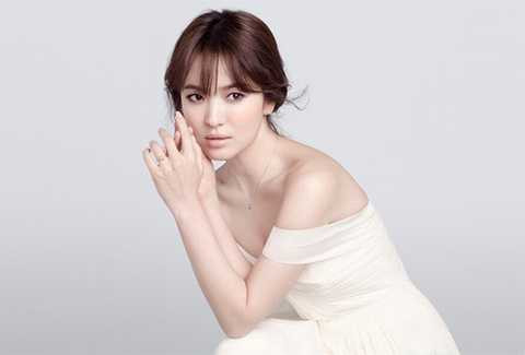 Song Hye Kyo khiến nhiều fan ngưỡng mộ bởi vẻ đẹp của cô. Đặc biệt, nữ diễn viên xinh đẹp để lộ làn da trắng mịn màng. Nữ diễn viên sinh năm 1981 đã tạo được nhiều ấn tượng đối với người hâm mộ và giới truyền thông bởi sự thân thiện khi người đẹp nổi tiếng luôn nở nụ cười tươi tắn trước công chúng.