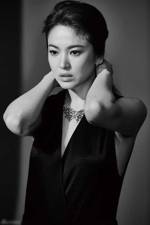 Trong giới giải trí Hàn Quốc, Song Hye Kyo được xếp vào danh sách những người đẹp sở hữu gương mặt tự nhiên xinh đẹp nhất. Cô từng tiết lộ bí quyết giữ vẻ đẹp trường tồn với thời gian là bắt đầu từ chế độ ăn uống lành mạnh, khoa học, tránh xa các thức ăn không có lợi cho da như chocolate, nước ngọt có ga, trà đen... Thay vào đó là ăn nhiều trái cây, trứng và uống nhiều nước.