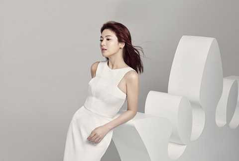 Nhờ sự quan tâm nhan sắc đúng mức và kiên trì, mĩ nhân xứ Kim Chi vẫn sở hữu một vẻ đẹp khiến bao cô gái trẻ phải thầm ghen tị. Làn da trắng hồng, căng mọng và nụ cười rạng rỡ, không nếp nhăn cùng phong cách thời trang luôn được xếp hạng vào top mĩ nhân phong cách nhất.