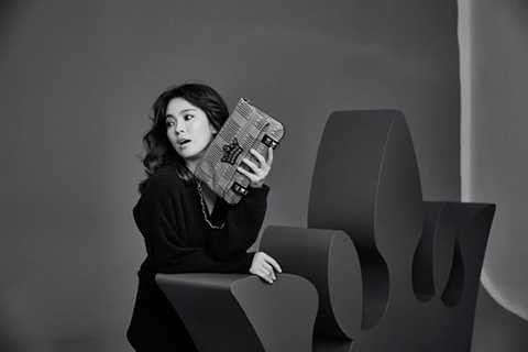 Thời gian gần đây người hâm mộ ít thấy Song Hye Kyo tham gia các hoạt động tại Hàn Quốc. Trong khi đó lịch trình của cô tại thị trường Trung Quốc lại dày đặc. Nữ diễn viên liên tục nhận lời tham gia đóng các bộ phim bom tấn của điện ảnh Hoa ngữ như Nhất đại tông sư/The Grand Master, Thái Bình luân/The Crossing, Tôi là nữ hoàng/The Queens...