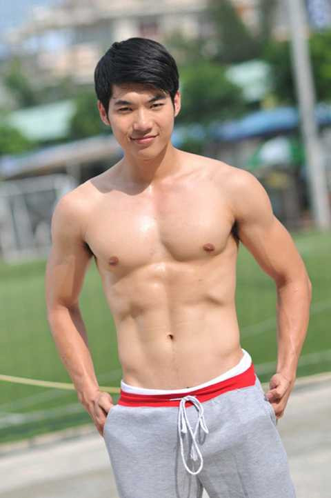 Sau khi dừng chân ở top 5 Cuộc đua kỳ thú 2015, Trương Nam Thành trở lại showbiz với những dự án điện ảnh mới. Hiện tại nam diễn viên đang rất hạnh phúc cùng bạn gái - người mẫu Thùy Linh.