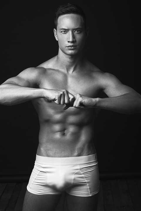 Bức ảnh nóng bỏng làm mê đắm hàng vạn người hâm mộ của quý ông Kim Lý. Thật khó có thể cưỡng lại được vẻ đẹp làm đốn tim khán giả của mĩ nam này. 