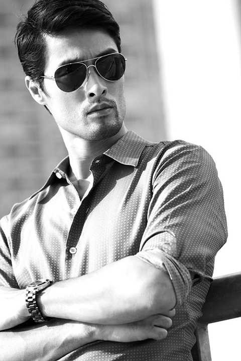 Johnny Trí Nguyễn là một nam diễn viên điện ảnh người Mỹ gốc Việt. Anh để lại ấn tượng với khán giả qua các vai chính trong các phim võ thuật như là Dòng máu anh hùng, Bẫy rồng... Ngoài ra, anh cũng có lối diễn xuất hài hước trong các phim hài Hồn Trương Ba, da hàng thịt; Nụ hôn thần chết, Cưới ngay kẻo lỡ… 