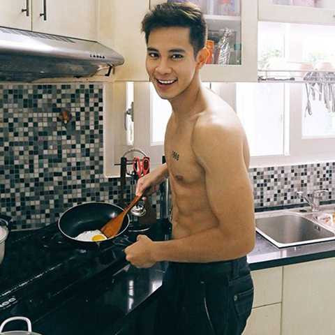 Chàng Vương Huy của Con ma nhà họ Vương đã khiến fans đứng ngồi không yên với bức ảnh cởi trần nấu bếp đầy quyến rũ này. Tham gia nghệ thuật với vai trò ca sĩ nhưng Hồ Vĩnh Khoa lại được biết đến nhiều hơn từ các vai diễn trong những bộ phim điện ảnh đình đám của đạo diễn Vũ Ngọc Đãng. Thành công từ phim đã giúp Hồ Vĩnh Khoa phát triển thêm nghề ca sĩ. Tuy nhiên, với chất giọng ở mức trung bình, chưa có bài hit khiến chàng trai 8X vẫn loay hoay chọn cho mình một hướng đi và vị trí trong showbiz. Ra nhiều MV ca nhạc, biểu diễn nhiều chương trình, tham gia Bước nhảy hoàn vũ nhưng cái bóng hotboy nổi loạn vẫn vây quanh lấy Hồ Vĩnh Khoa. 