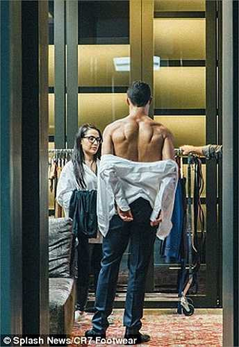 Bức ảnh chụp lại khoảnh khắc thay đồ của siêu sao người Bồ Đào Nha