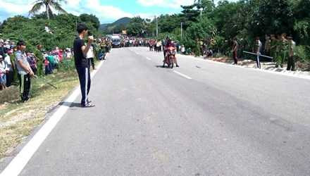 Các đối tượng đang thực hiện lại hành vi phục kích, ném đá, đuổi đánh 2 chiến sỹ công an