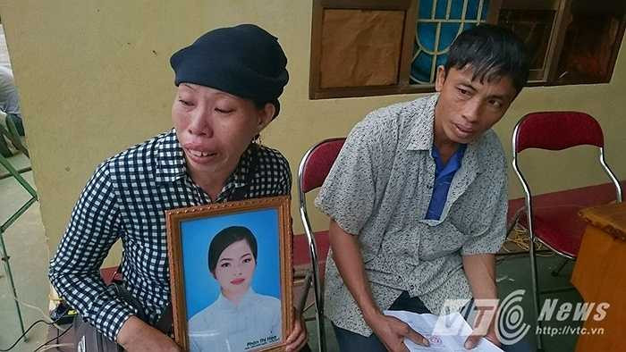 Người thân mang theo di ảnh nạn nhân Phàn Thị Hoa đến phiên xử.