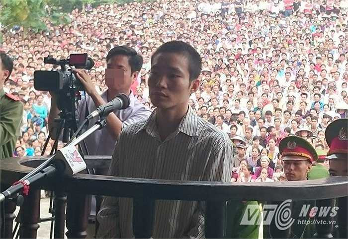 Bị cáo Đặng Văn Hùng tại phiên tòa sáng nay (28/10) 