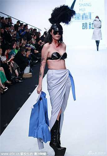 Đặc biệt, nhà thiết kế Hồ Xã Quang đã gây chú ý khi mang lên sàn diễn những bộ trang phục kinh dị không khác gì trong phim ma, ngay trước thềm lễ hội ma quỷ Halloween (31/10).