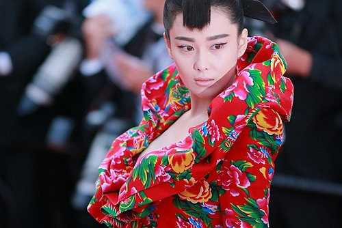 Anh từng được biết đến với chiếc váy họa tiết 'chăn con công' mà Trương Hinh Dư mặc trên thảm đỏ LHP Cannes tháng 5 vừa qua. (Nguồn: Dân Việt)