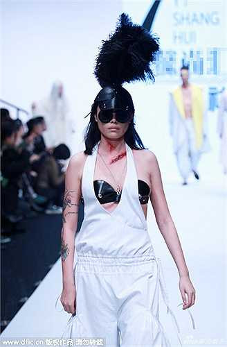 Hồ Xã Quang nổi tiếng từ tháng 5 năm nay khi mang họa tiết 'chăn con công' trở lại sàn diễn, cùng với việc đưa lên sân khấu 'người mẫu' là võ sư – diễn viên 79 tuổi Vương Đức Thuận. Một trong những chiếc váy của ông sau đó tiếp tục gây tiếng vang khi được nữ diễn viên Trương Hinh Dư mang tới lễ khai mạc Liên hoan phim Cannes.