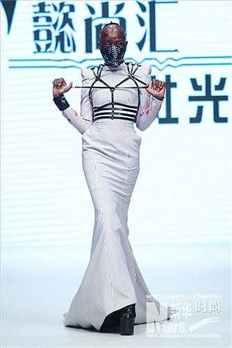 Tại tuần lễ thời trang quốc tế Trung Quốc năm nay, Hồ Xã Quang tiếp tục thể hiện sự 'quái tính' trong thiết kế bằng cách mang tới một bộ sưu tập vượt qua khuôn khổ của thời trang ứng dụng thông thường.