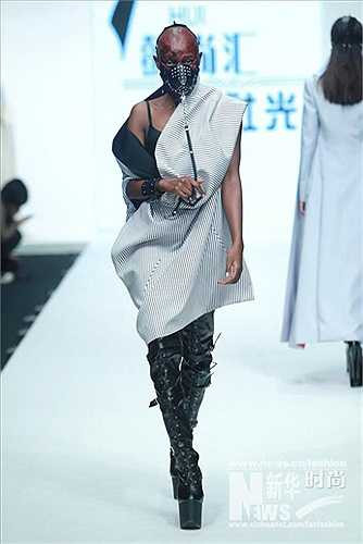 Tại show diễn vừa qua, các người mẫu của ông đều mặc trang phục vấy máu, quấn dây da… Các người mẫu cũng đeo mặt nạ kỳ quặc hay hóa trang thêm những vết sẹo tím đỏ như đang tham dự lễ hội Halloween.