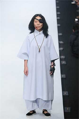 Ở lần trình diễn này, vedette khai mạc mà Hồ Xã Quang lựa chọn là Hà Thịnh Minh, diễn viên từng nổi tiếng với các sê ri phim truyền hình như Cung tỏa tâm ngọc, Mỹ nhân tâm kế… Ngoài Hà Thịnh Minh, show diễn cũng có sự góp mặt của người mẫu Cát Hội Tiệp, tình cũ của ca sĩ Uông Phong (chồng hiện tại của Chương Tử Di).