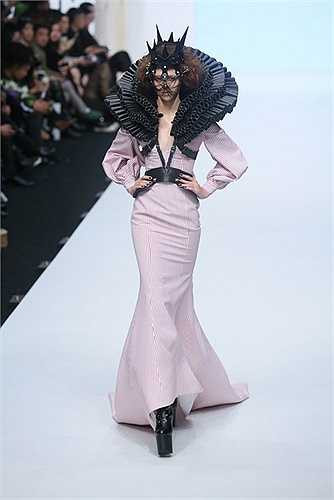 Trong show diễn vừa qua, Hội Tiệp mặc một trong những bộ cánh gây tranh cãi nhất. Đó là trang phục nội y đen siết chặt lấy cơ thể. Người mẫu Cát Hội Tiệp cũng được hóa trang thêm những vết sẹo ngay trên cổ. 