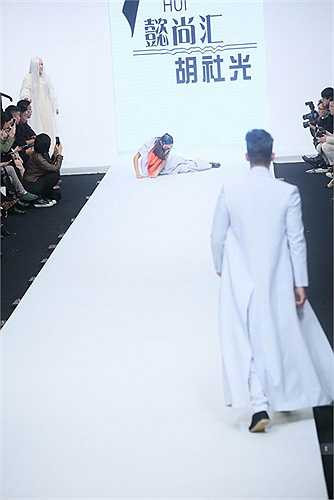 Trả lời câu hỏi vì sao lại đưa những thiết kế có phần kinh dị này lên sàn diễn thời trang, Hồ Xã Quang cho biết chủ đề lần này của anh là chữ 'giới' trong thiền, trả lời cho câu hỏi: 'Làm thế nào để tìm được giới hạn cho bản thân?'. Trang phục với những vết sẹo, máu tượng trưng cho những ngưỡng đau đớn khác nhau mà con người đều phải gánh chịu trong cuộc đời.