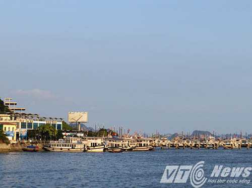 Hàng trăm tàu du lịch trên vịnh Hạ Long mỗi ngày thải ra một lượng không nhỏ nước la canh lẫn dầu nếu không được xử lý kịp thời sẽ có nguy cơ gây ô nhiễm môi trường nghiêm trọng trên vịnh Hạ Long - Ảnh MK