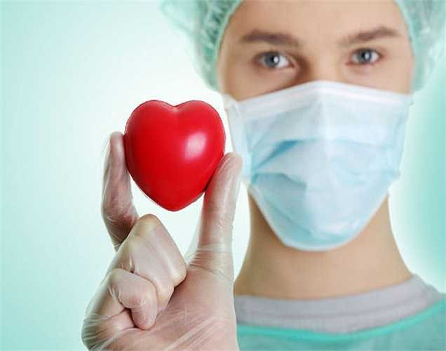 Trái tim khỏe mạnh: vì táo có chất xơ hòa tan cao, nó giúp làm chậm sự tích tụ của mảng bám cholesterol trong động mạch. Các hợp chất phenolic có trong vỏ táo giúp ngăn ngừa sự hình thành cholesterol trong động mạch làm cho trái tim khỏe mạnh. 