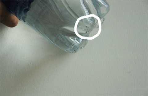 Căn đen,vẩn đục trong chai Aquafina Căn đen,vẩn đục trong chai Aquafina