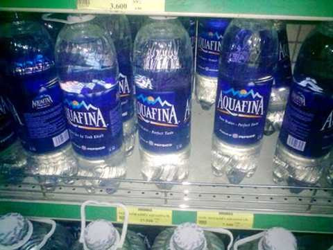 Cả 3 chai nước mua về đều bị hiện tượng tương tự Cả 3 chai nước mua về đều bị hiện tượng tương tự