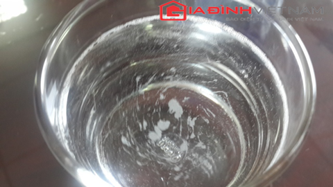 Chai nước Aquafina bị nổi váng - ảnh: Gia đình Việt Nam Chai nước Aquafina bị nổi váng - ảnh: Gia đình Việt Nam