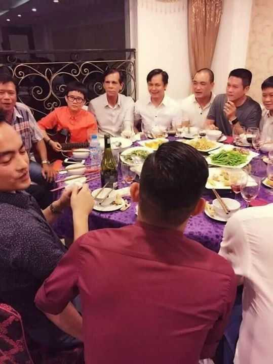 Bức ảnh bố đẻ Hà Hồ bên người tình tin đồn của con gái