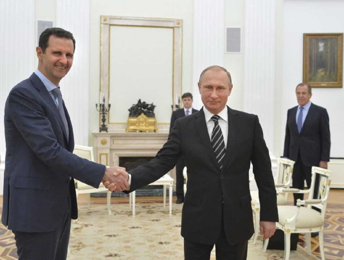 Tổng thống Syria Bashar al-Assad bắt tay Tổng thống Nga Vladimir Putin ở Điện Kremlin