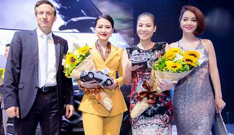 Nữ diễn viên vui mừng khi được hội ngộ ca sĩ Thu Minh và diễn viên Mai Thu Huyền. Có thể thấy, với bộ trang phục được nhà thiết kế Anh Thư thực hiện riêng cho kiều nữ, đã khiến cô có phần nổi bật hơn so với Thu Minh và Mai Thu Huyền. 