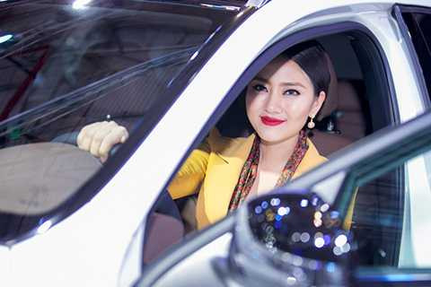 Bộ ảnh được thực hiện bởi stylist Nguyễn Thiện Khiêm, trang điểm Trí Trần và nhiếp ảnh gia Mr AT.